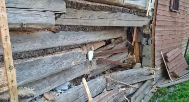 Samochód dostawczy uderzył w dom w Rajczy Nickulinie akcja służb na miejscu