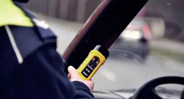 Kierowca pod wpływem alkoholu uderzył na parkingu i odjechał bez kontaktu