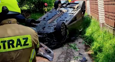 Samochód dachował na ulicy Szczytowej w Zarzeczu – wszyscy bez poważnych obrażeń