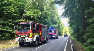 Kolizja samochodu i motocykla w Oczkowie. Straż i policja na miejscu