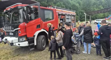 Strażacy edukują rodziny podczas Żywieckich Dni Bezpieczeństwa na drogach