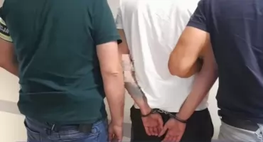 Zatrzymanie 22-latka w Zatorze po zgłoszeniu wystrzału w bloku