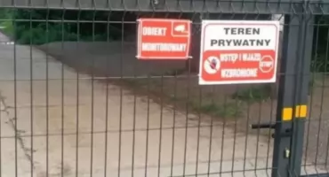 Brama na drodze do Jeziora Żywieckiego budzi protesty mieszkańców i żeglarzy
