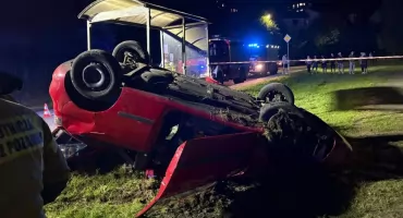 Samochód dachował w Międzybrodziu Żywieckim, na szczęście bez ofiar