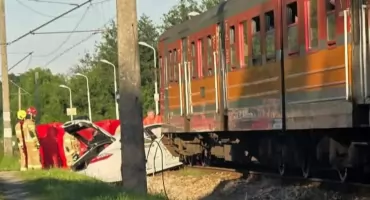 Zderzenie samochodu z pociągiem w Bulowicach. Kierowca trafił do szpitala