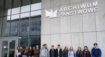 Klasa 2a z Żywca odkrywa tajniki pracy archiwistów podczas wizyty w Katowicach