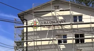 Modernizacja Urzędu Gminy na finiszu nowy napis i herb już na elewacji
