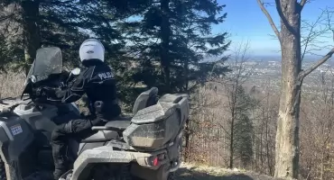 Policja na quadach strzeże lasów przed nielegalnymi pojazdami motorowymi