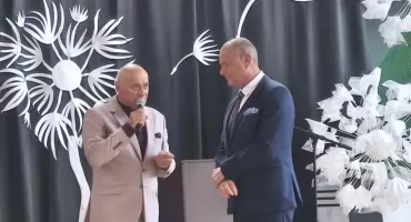 Uroczyste zakończenie roku szkolnego w gminie z wyjątkowym pożegnaniem dyrektora