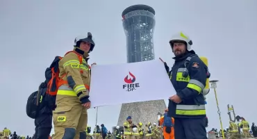 Strażacy z OSP Oczków wspierają Fundację DKMS zdobywając Śnieżnik
