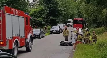 Wypadek w Tresnej z udziałem autobusu i skutera. Służby szybko na miejscu