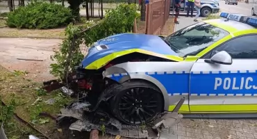 Nietypowy radiowóz Mustang uległ kolizji podczas służby w Radomiu