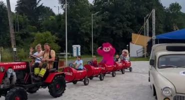 Strażacka ciuchcia OSP Porąbka przyciągnęła tłumy na pikniku dla Kazika