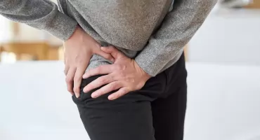 Zwyrodnienie stawu biodrowego - objawy. Co warto wiedzieć?