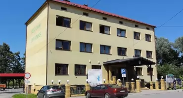 Nowe pochylne ułatwią dostęp do szkoły w Łodygowicach dzięki wsparciu PFRON