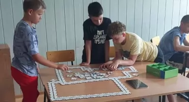 Nowoczesne technologie i tradycyjne ćwiczenia na obozie młodych strażaków z OSP Bierna
