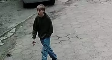 Zniszczono szybę w Bielsku-Białej Policja pokazuje zdjęcia potencjalnych sprawców