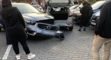 Seniorka pomyliła pedał gazu z hamulcem na szkolnym parkingu w Bielsku Białej