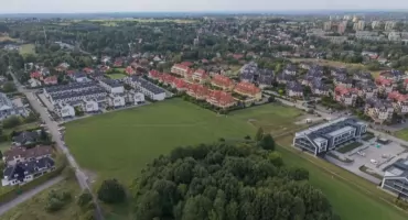 Mieszkańcy Kamienicy protestują przeciw sprzedaży działek mimo planowanego placu zabaw