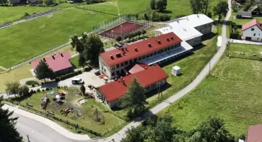 Bezpieczniejsza i piękniejsza szkoła w Koszarawie po remoncie dachu
