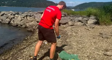 Wspólna akcja ratowników i wolontariuszy porządkuje brzeg Jeziora Żywieckiego