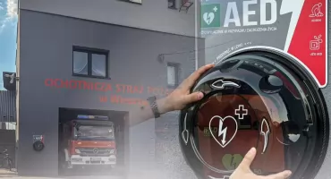 Nowy defibrylator AED przy remizie OSP w Wieprzu zwiększa szanse ratunku