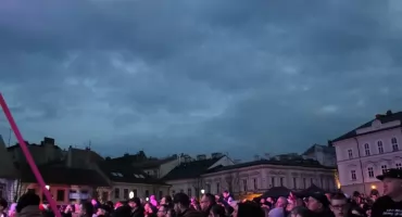 Interwencja policji na placu Ratuszowym w Bielsku Białej podczas koncertu