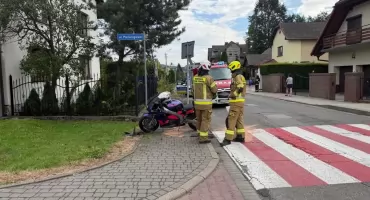 Kolizja samochodu z motocyklem na ulicy Wspólnej w Łękawicy