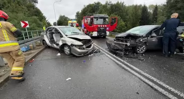 Trwała trzy godziny akcja służb po czołowym zderzeniu w Łękawicy