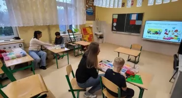 Międzypokoleniowe warsztaty LEGO w deszczu łączą kreatywność i współpracę