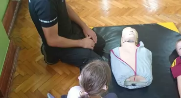 Pokaz pierwszej pomocy w żywieckiej szkole rozwija praktyczne umiejętności