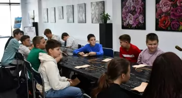 Dzieci poznają tajniki tradycyjnego kaletnictwa podczas warsztatów w Węgierskiej Górce