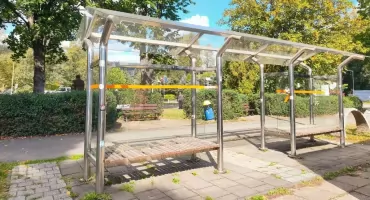 Gmina Węgierska Górka kończy wymianę szyb na przystankach autobusowych