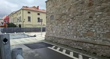 Remont przy dzwonnicy w Żywcu zakończony jednak droga wciąż zamknięta