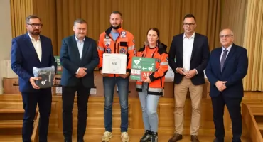 Powiat Żywiecki z nowymi defibrylatorami AED dla bezpieczeństwa mieszkańców