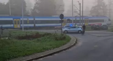 Potrącenie osoby przez pociąg w Wilkowicach rano zakłóca ruch kolejowy