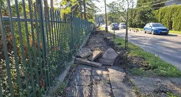 Remont chodnika i budowa zatoczki przy szkole w Żywcu poprawią bezpieczeństwo uczniów