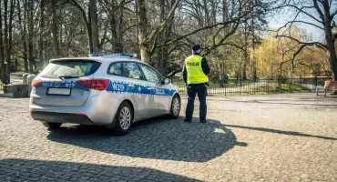 Nocna kontrola w Jasienicy ujawnia kierowcę z zakazem i nakazem aresztu
