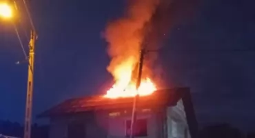 Pożar poddasza przy ulicy Oczkowskiej w Żywcu wymagał szybkiej akcji straży pożarnej
